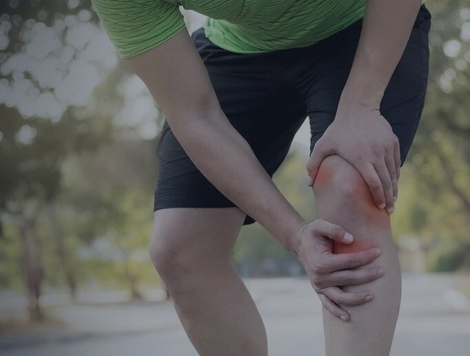 Ein Mann hält sich beim Sport das schmerzende Knie